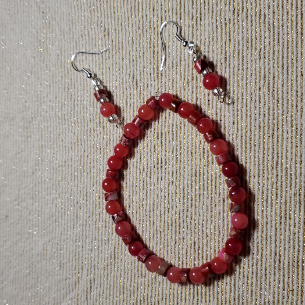 Handmade stretch bracelet and earrings.